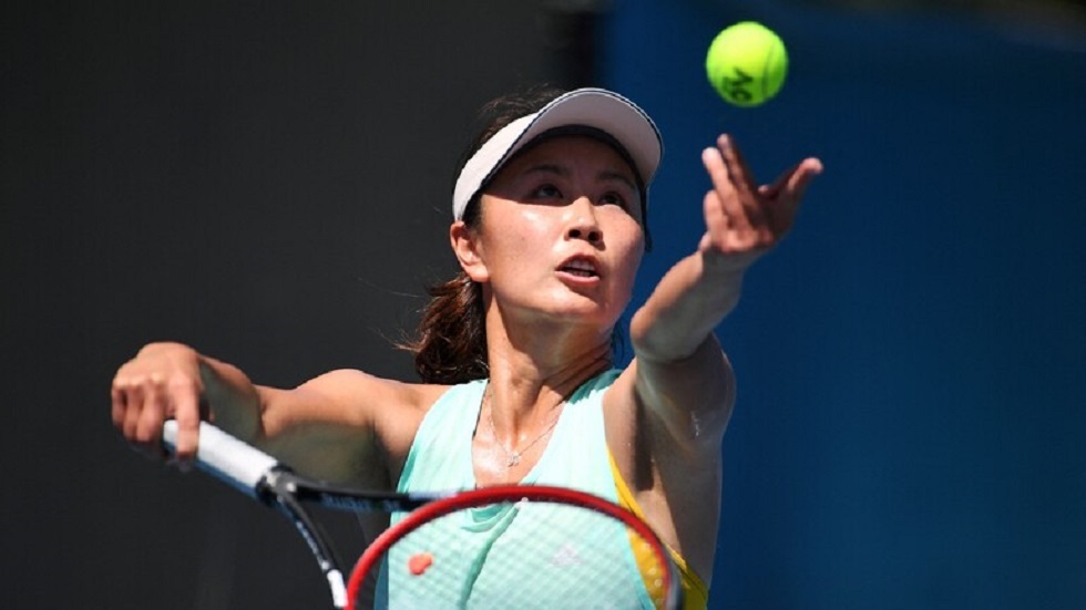 نجمة التنس الصينية بينغ شواي تظهر بصور رسمية ببطولة تنس في البلاد (صور+فيديو)