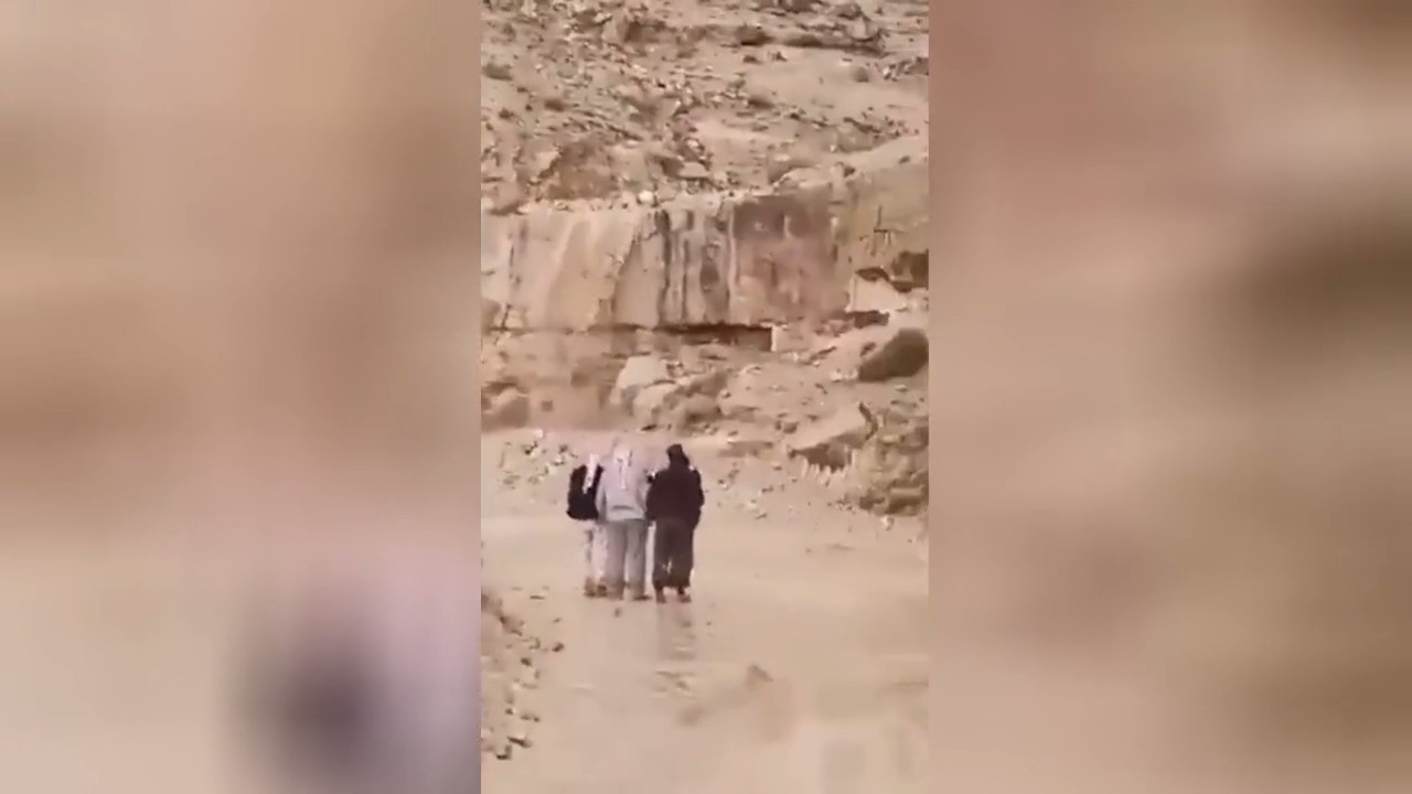 بالفيديو.. انهيارات صخرية تغلق طريقا في الأردن