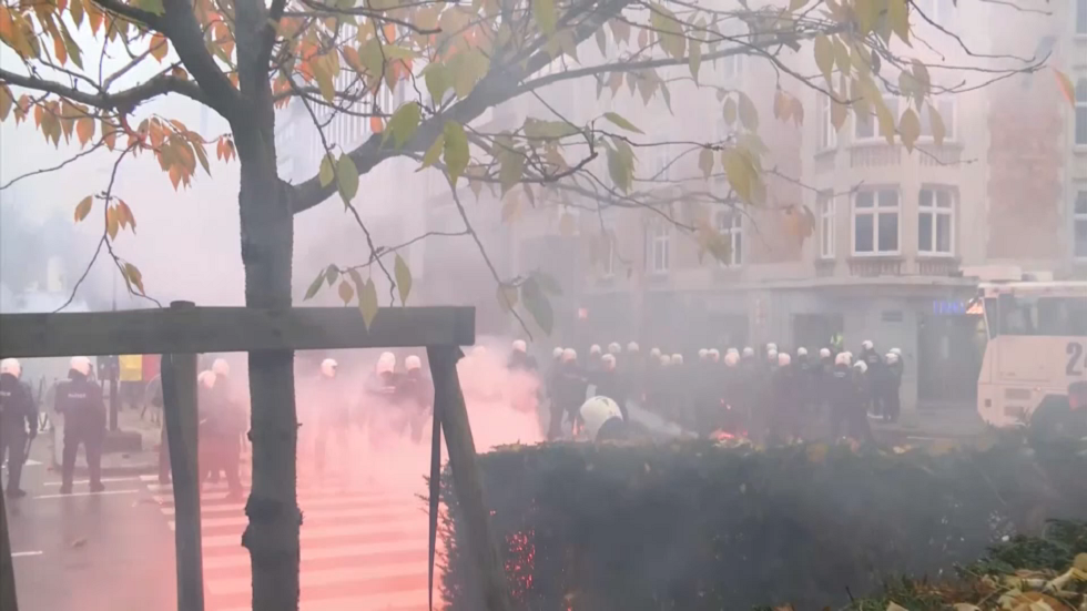 الشرطة البلجيكية تستخدم الغاز المسيل للدموع وخراطيم المياه ضد المحتجين في بروكسل - فيديو
