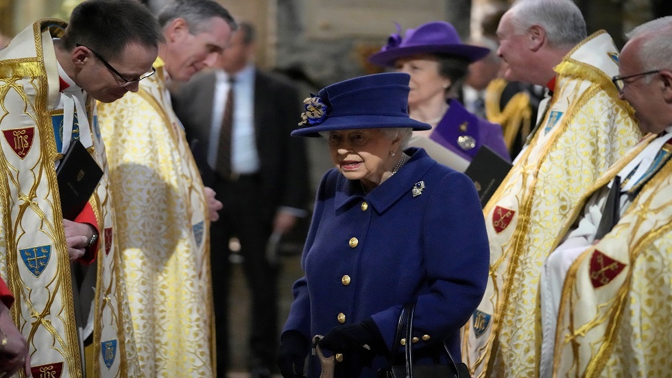 الملكة إليزابيث الثانية تحضر مراسم تعميد اثنين من أحفادها
