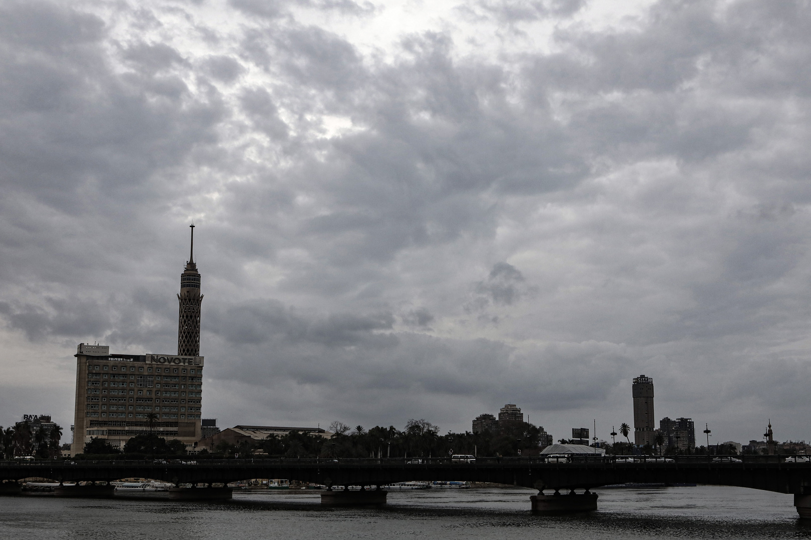 مصر.. انتشال ملايين الجنيهات من مياه الأمطار (فيديو)