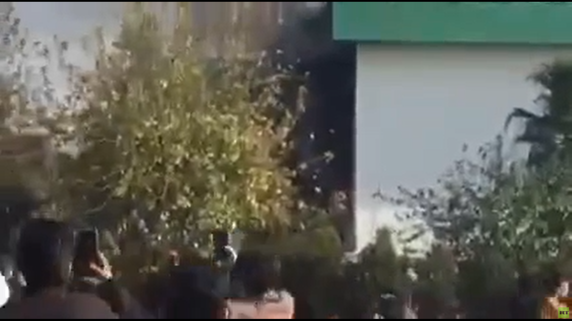 العراق.. طلبة محتجون يضرمون النار في مقر الاتحاد الوطني الكردستاني - فيديو