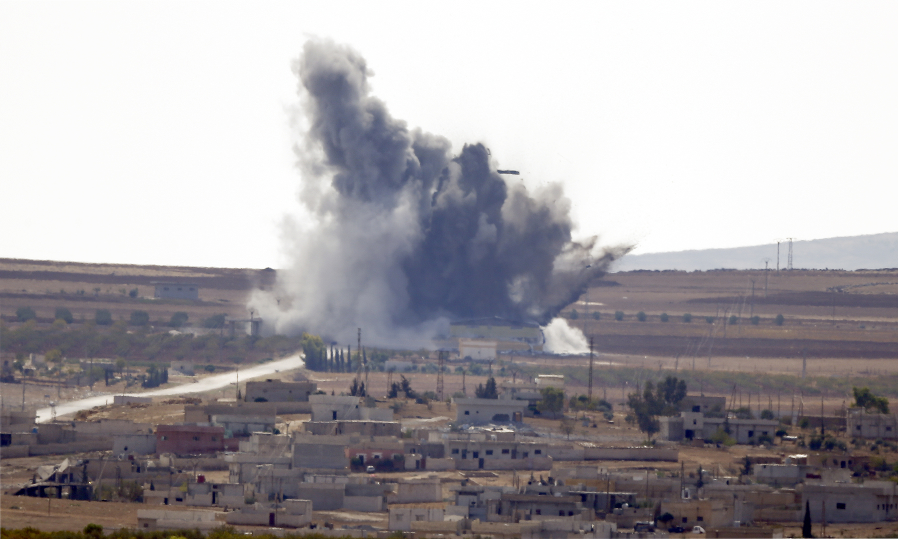 سوريا.. صحيفة تكشف تفاصيل استهداف قاعدة أمريكية بمطار 