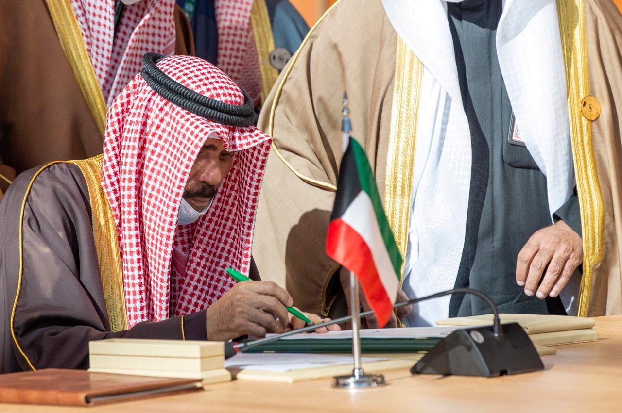 أمير الكويت يوجه رسالة مقتضبة بعد اجتماع مع ولي العهد ورئيس مجلس الأمة
