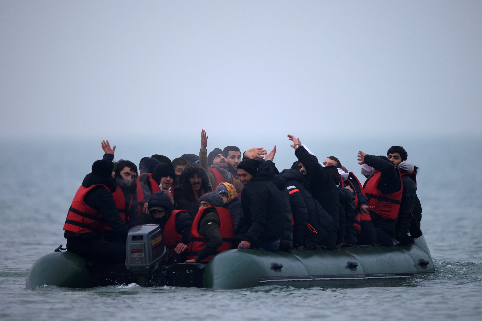 مصرع 27 مهاجرا إثر غرق زورقهم قبالة سواحل كاليه الفرنسية