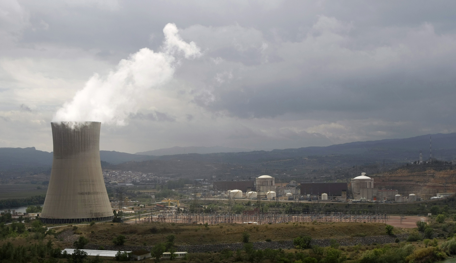 محطة آسكو النووية في إقليم كتالونيا الإسباني