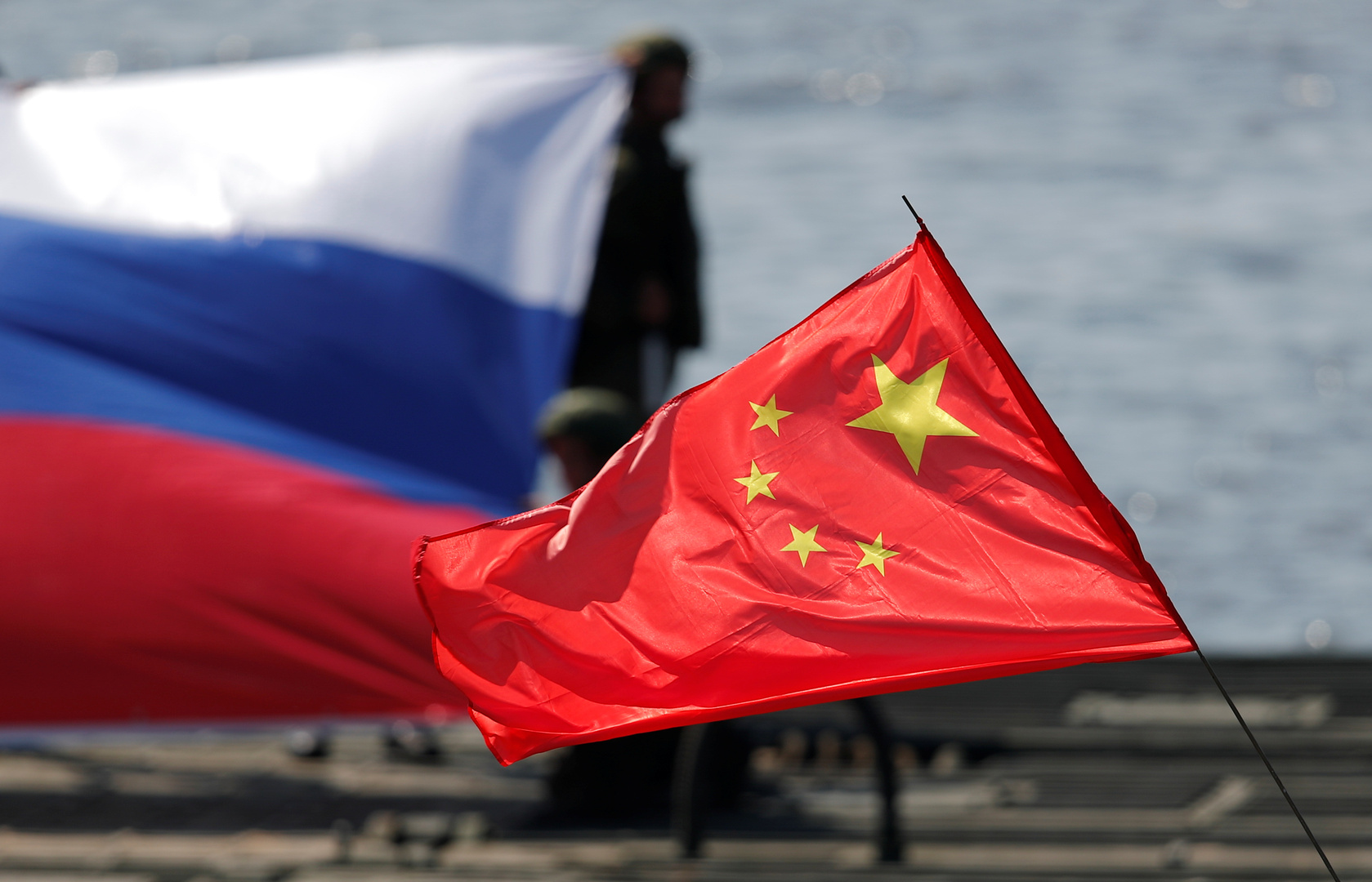 صينيون يدعمون توسيع التعاون العسكري مع روسيا ويعتبرون واشنطن أخطأت حساباتها