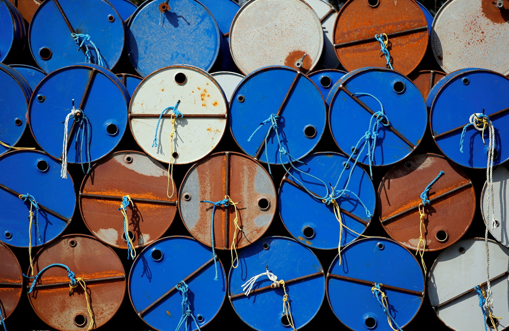 أسعار النفط توسع خسائرها ومزيج 