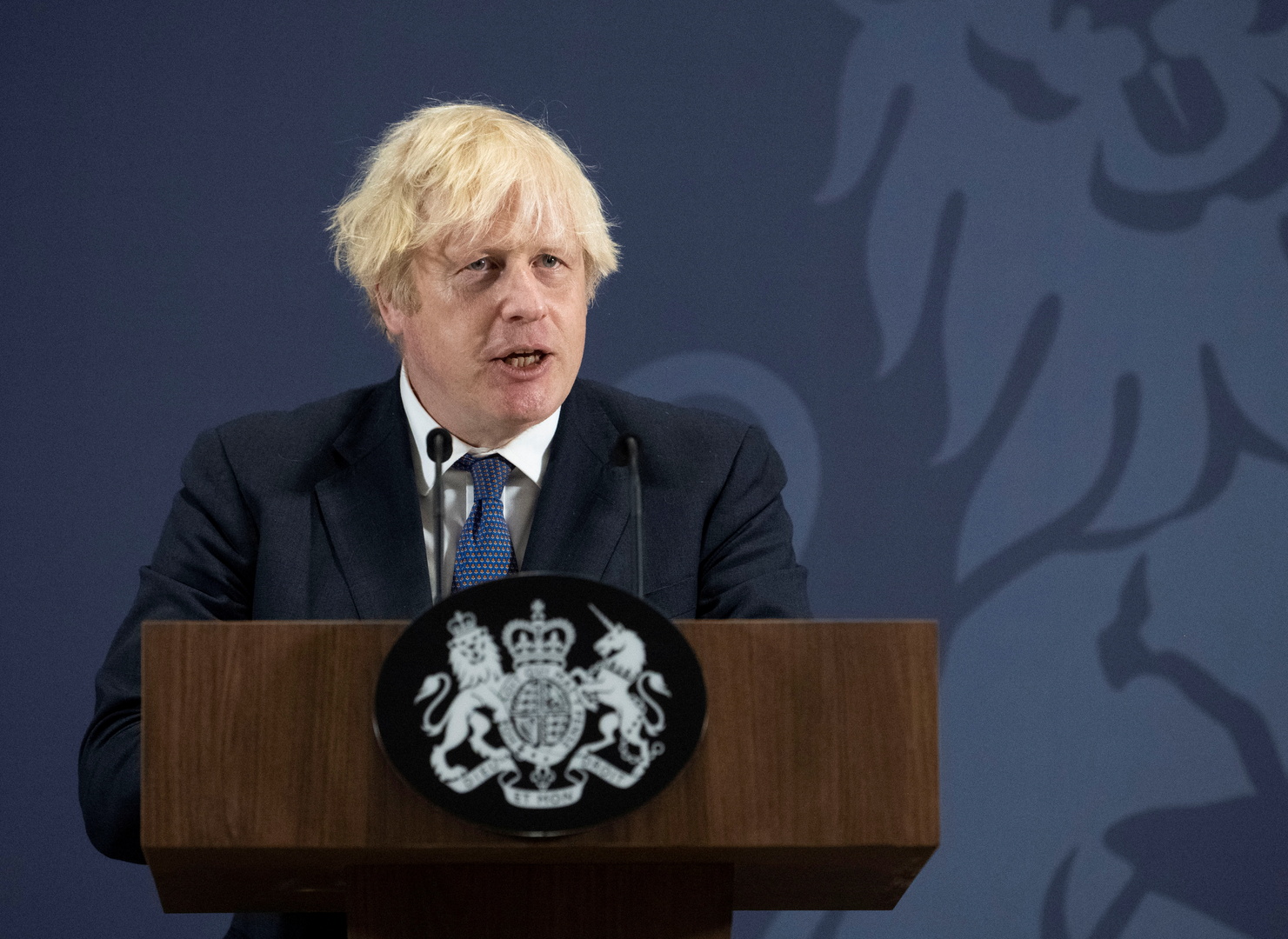 رئيس الوزراء البريطاني: متحور أوميكرون يمكنه الانتقال بين الملقحين