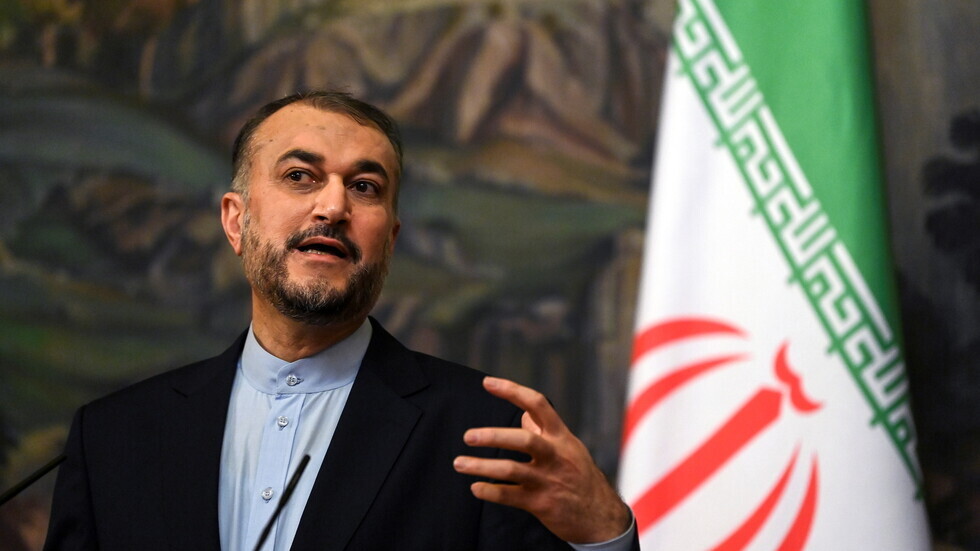 وزير الخارجية الإيراني يجري محادثة هاتفية مع نظيره الإماراتي