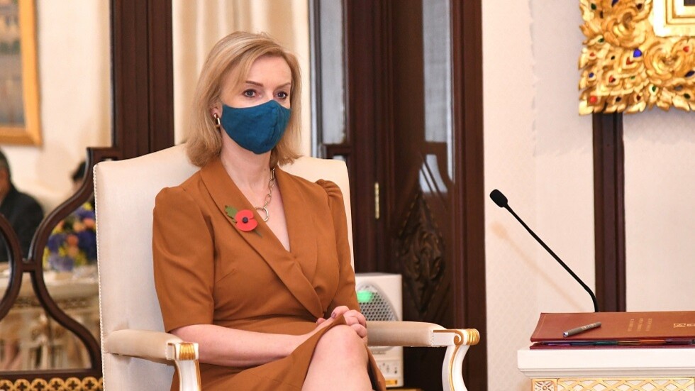 وزيرة خارجية بريطانيا تعتلي دبابة (فيديو)