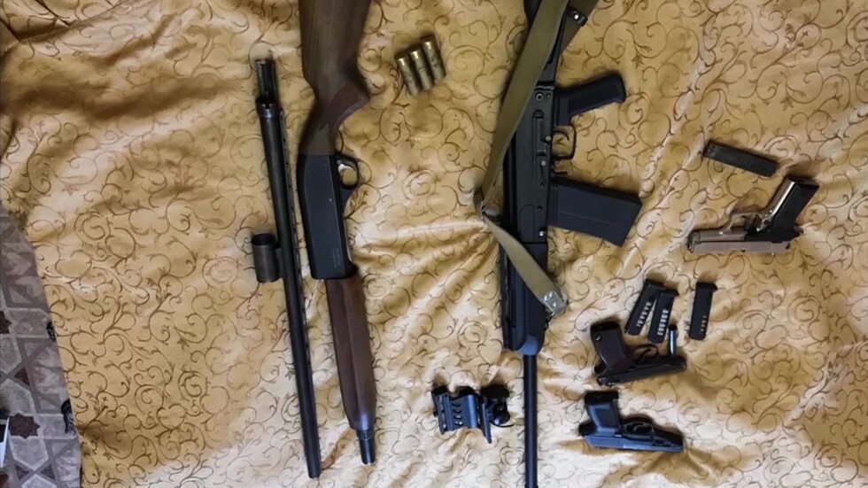 الأمن الروسي يباغت تجار السلاح بعمليات مداهمة واسعة النطاق (فيديو)