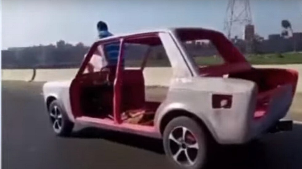 مصر.. تامر أمين يعرض فيديو لسيارة تسير "بالهواء" على الطريق الدائري (فيديو)