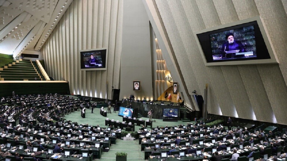 إيران.. مطالب باستبعاد مزدوجي الجنسية عن المناصب الحكومية