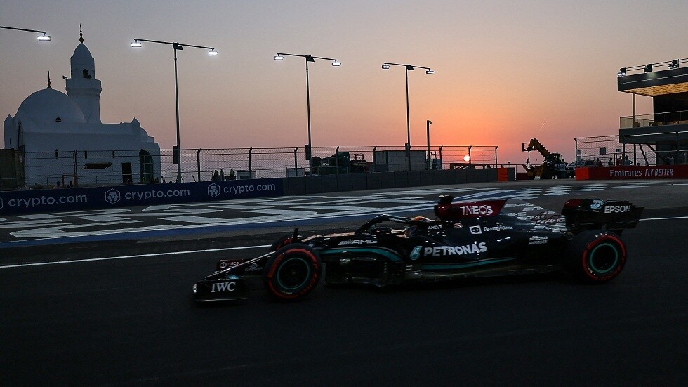 هاميلتون يتفوق في التجارب الحرة الأولى لسباق جائزة السعودية للفورمولا واحد