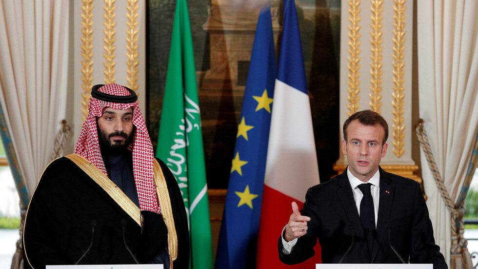 ماكرون يصل السعودية لإجراء محادثات مع محمد بن سلمان