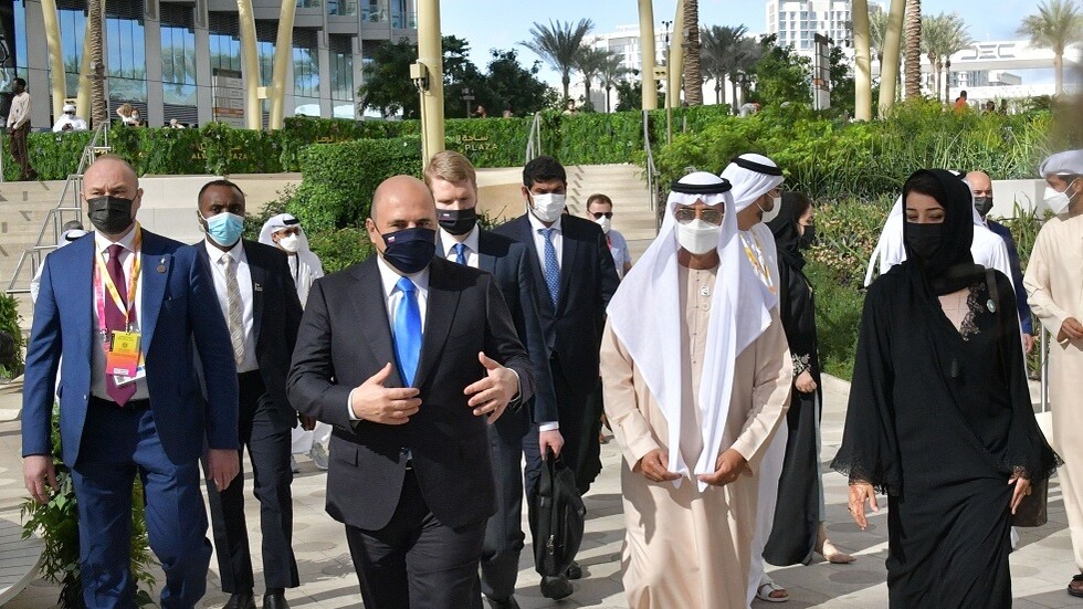 ميشوستين يجول في الجناح الروسي في 