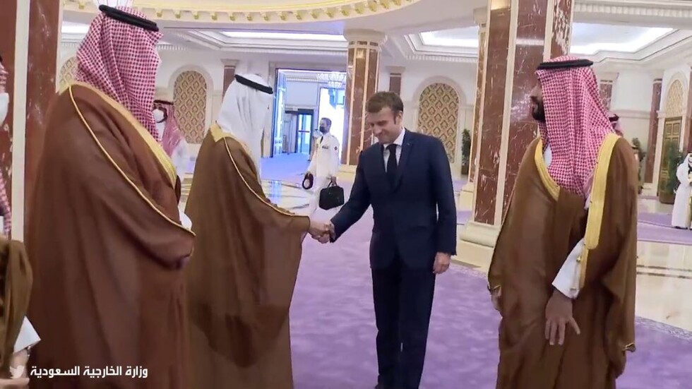شاهد.. ماكرون يصافح المسؤولين السعوديين ومحمد بن سلمان يرحب بالوفد الفرنسي