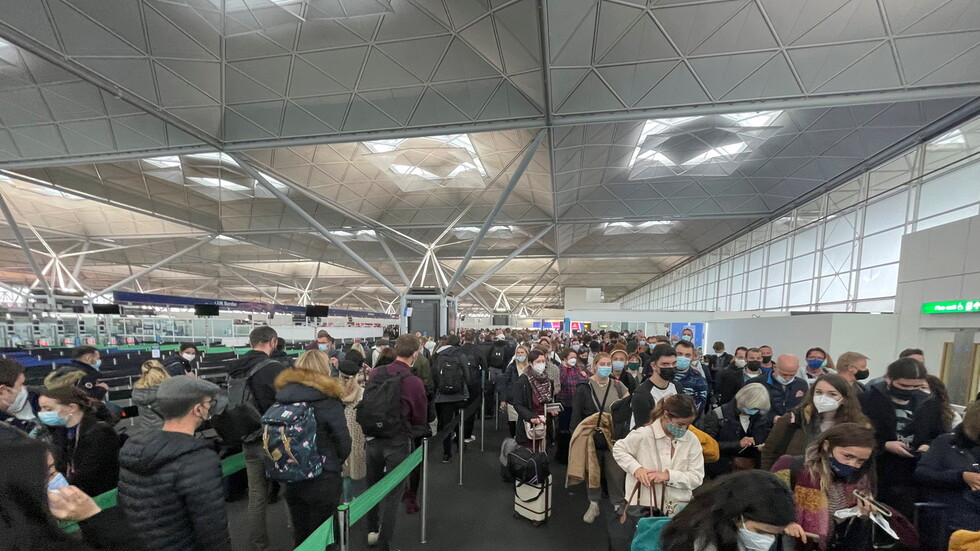 بريطانيا تشدد القيود على القادمين وسط المخاوف من متحور "أوميكرون"