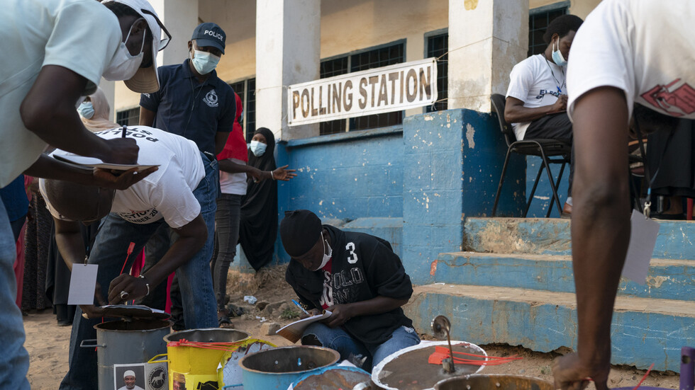 بسبب الأمية.. تعرف على طريقة التصويت بالانتخابات في غامبيا