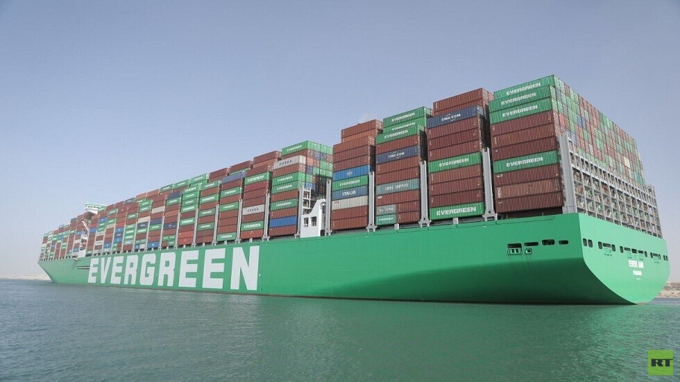 قناة السويس تشهد العبور الأول لسفينة الحاويات