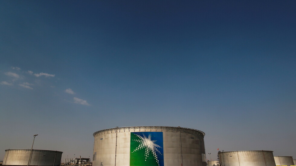 "أرامكو السعودية" ترفع سعر بيع الخام العربي الخفيف إلى آسيا في يناير