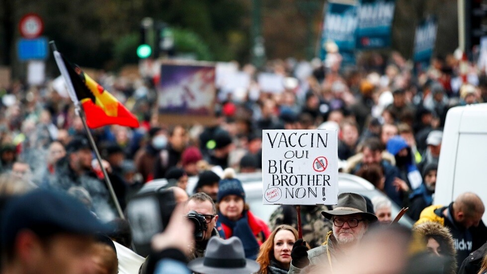 المئات يخرجون في مسيرة معارضة لقيود كورونا في بروكسل (فيديو)