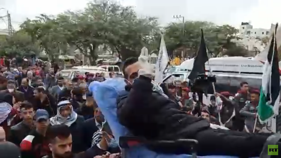 إسرائيل تفرج عن أسير فلسطيني بعد إضرابه عن الطعام 131 يوما (فيديو)