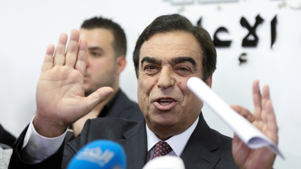 جورج قرداحي يكشف حقيقة صورة متداولة لشاب يحمل السلاح تحت صورة الخميني نسبت له (فيديو)