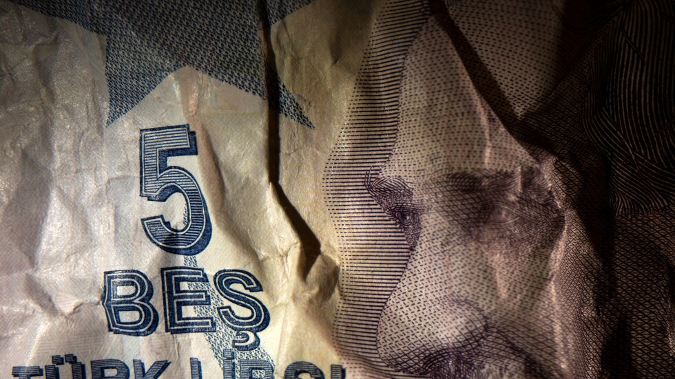 الليرة التركية تهبط وتقترب من مستويات قياسية