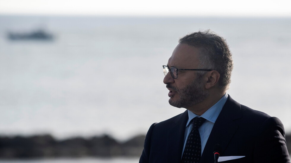 قرقاش يكشف المبدأ من زيارة الشيخ طحنون بن زايد إلى طهران