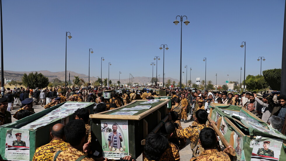 اليمن.. الحوثيون يشيعون 25 عنصرا قتلوا في معر