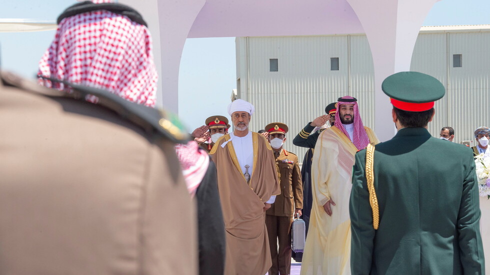 انبهار بتحية لافتة من طفل عماني لموكب ولي العهد السعودي