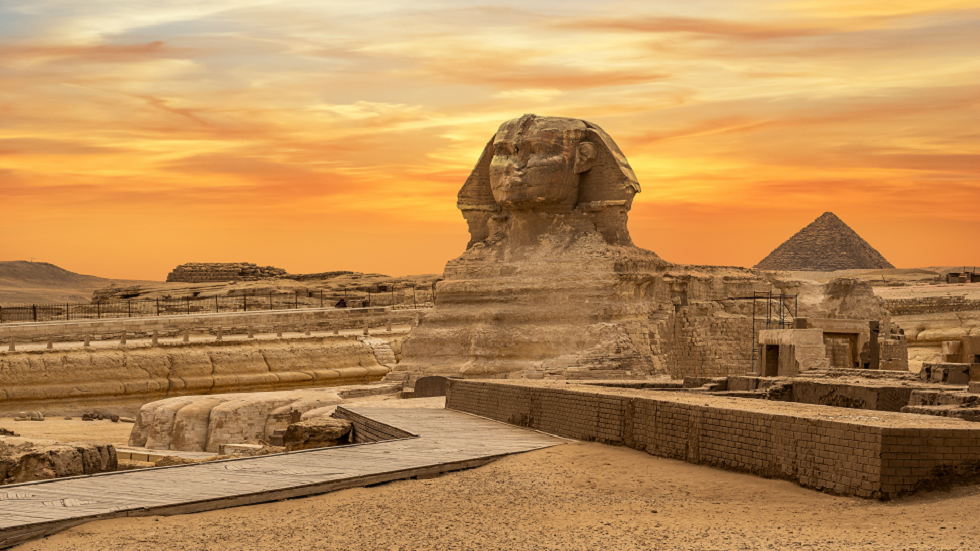 اكتشاف بقايا رجل وامرأة دفنا بألسنة ذهبية في مقبرتين مصريتين قديمتين!