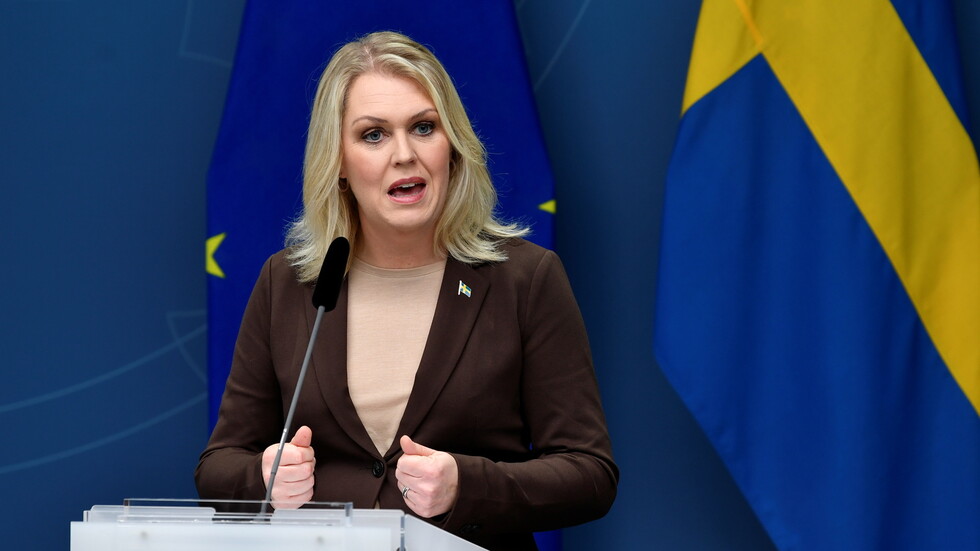 السويد تفرض قيودا صحية إضافية على 3 مراحل