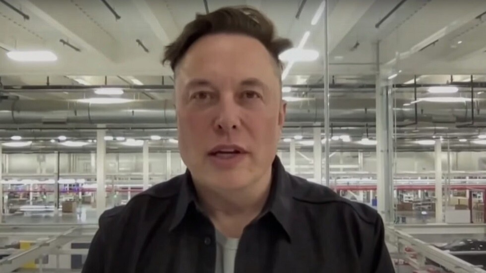 إيلون ماسك يبدأ زرع الرقاقات الإلكترونية في أدمغة البشر العام المقبل (فيديو)