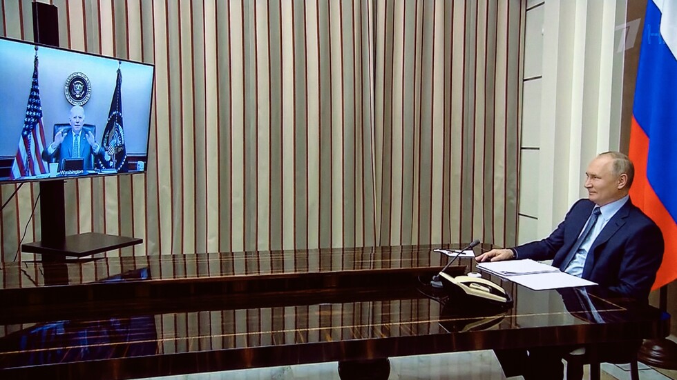 بوتين يدعو بايدن لعدم تحميل روسيا مسؤولية الوضع حول أوكرانيا ويطالب الناتو بضمانات أمنية