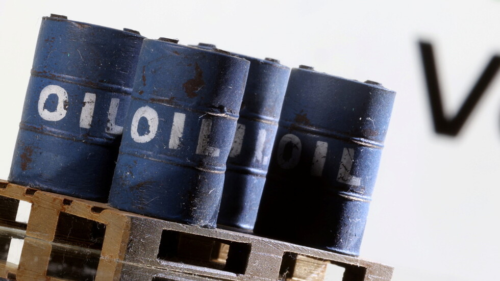 بعد ارتفاعها.. أسعار النفط تتراجع إلى المنطقة الحمراء