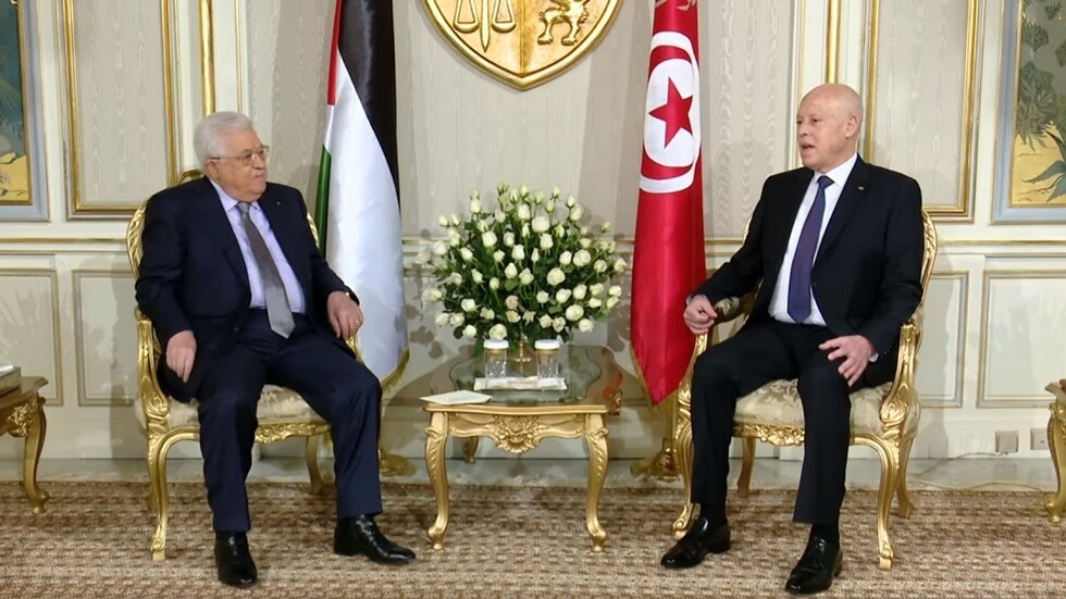 الرئيس الفلسطيني يقلد نظيره التونسي القلادة الكبرى لدولة فلسطين (فيديو)