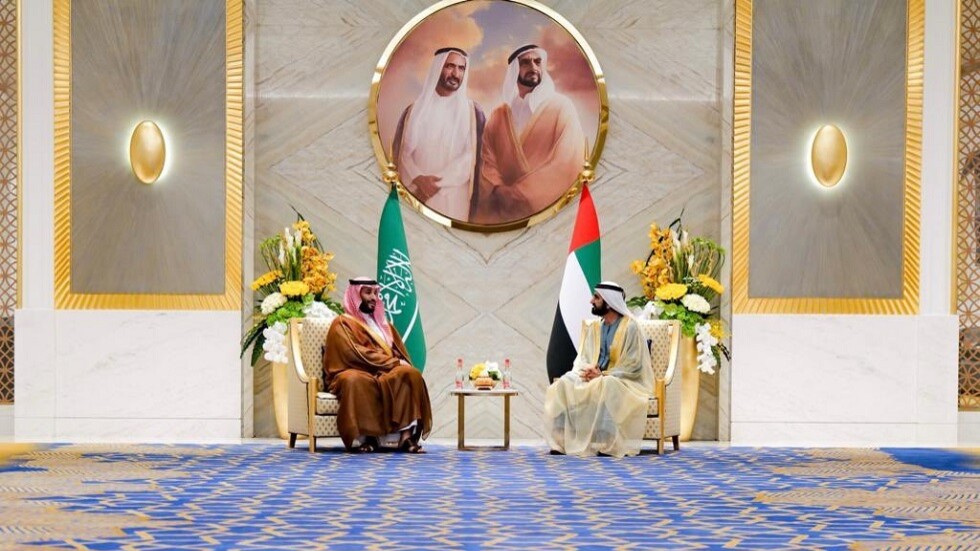 خلال حضوره "إكسبو" في دبي.. ولي العهد السعودي يقبّل طفلا  (فيديو)