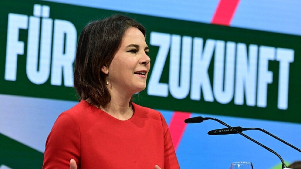 بيربوك: روسيا والصين تحاولان الاستفادة بشكل لا يعقله الغرب