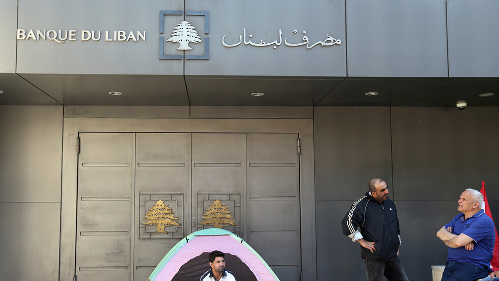 مصرف لبنان يحدد سعر صرف جديدا للسحب من الودائع الدولارية بالليرة اللبنانية