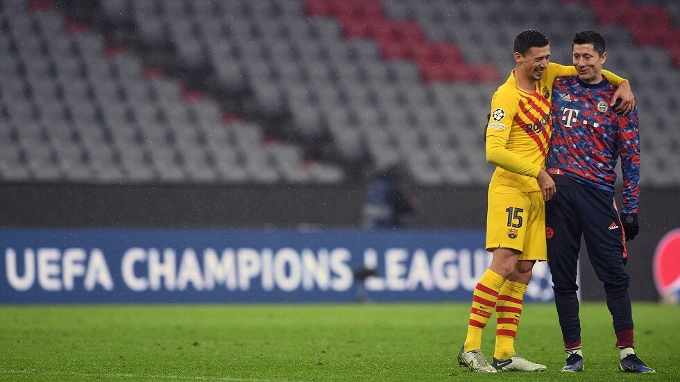 لاعب برشلونة يرد على منتقديه بعد ضحكته مع ليفاندوفسكي رغم الهزيمة