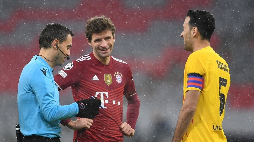 انتشار صورة غريبة على منصات التواصل من مباراة بايرن ميونيخ وبرشلونة!