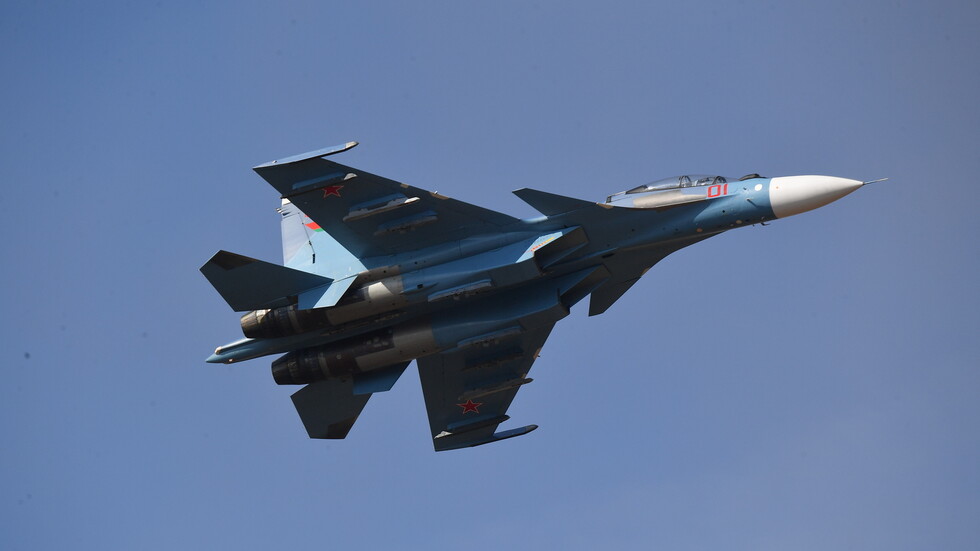 شاهد.. مقاتلة روسية ترافق طائرة استطلاع أمريكية فوق البحر الأسود