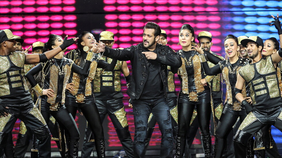 صحبة نجوم من بوليوود.. سلمان خان يشعل الأجواء في السعودية (صور+ فيديو)