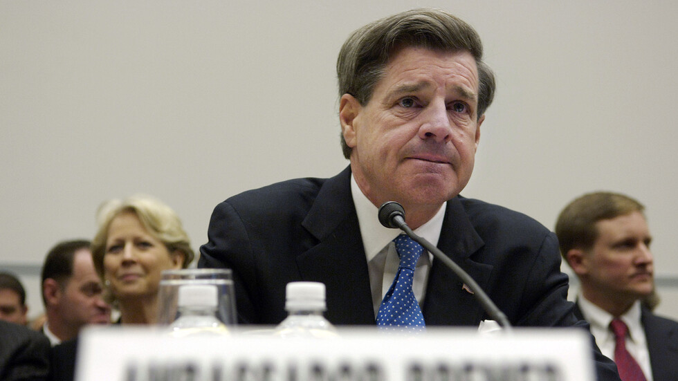 الحاكم المدني الأمريكي السابق للعراق يتحدث عن المواجهة مع مقتدى الصدر ومذكرة الاعتقال بحقه (فيديو)