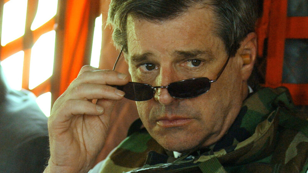 بريمر يكشف تفاصيل خدعة ضابط بجيش صدام في الفلوجة وتعليق جثث 4 ضباط أمريكيين على جسر المدينة (فيديو)