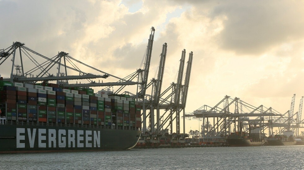 هيئة قناة السويس ترفع حالة الطوارئ لعبور السفينة "إيفرجيفن"