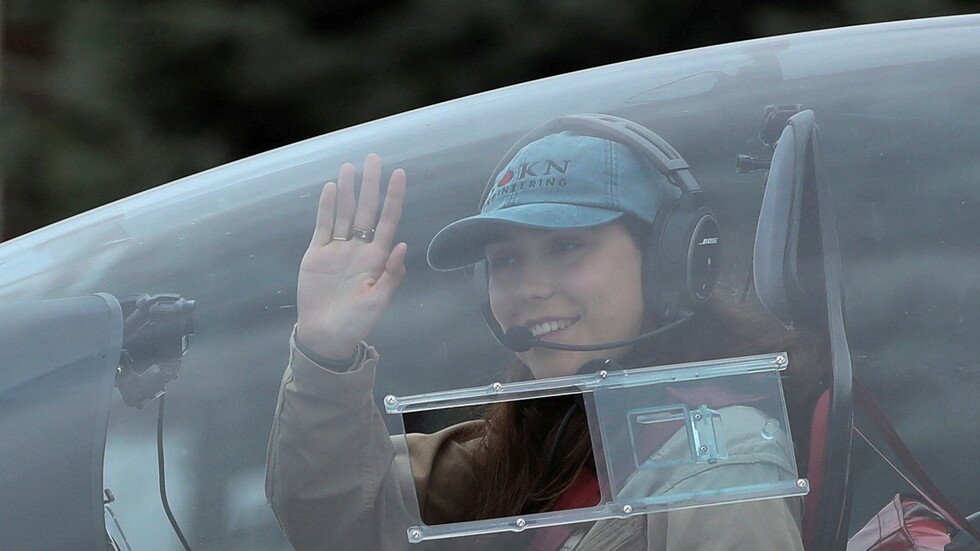 زارا.. أصغر امرأة تطير بمفردها حول العالم (صور+ فيديو)